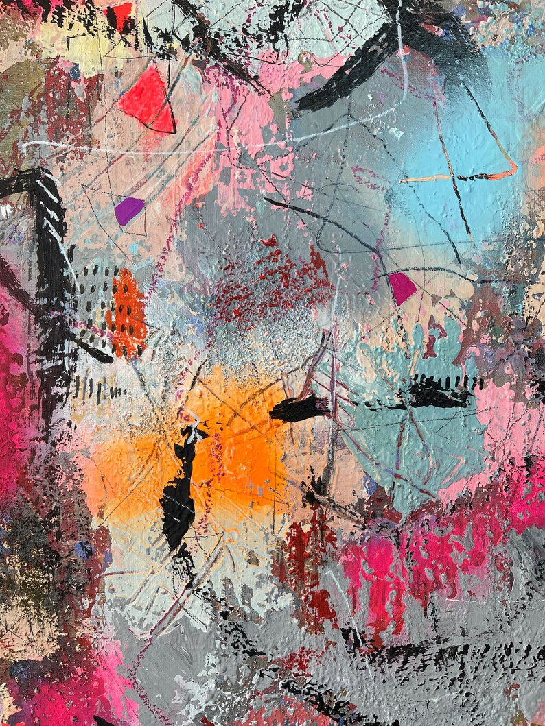 Op de afbeelding: Abstract schilderij met een mix van kleuren, waaronder roze, oranje, blauw, zwart en wit. Het schilderij heeft een textuur en verschillende penseelstreken.