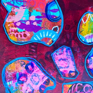 K&ouml;nnte beinhalten: Abstrakte Malerei mit leuchtenden Farben und kr&auml;ftigen Formen. Das Gem&auml;lde zeigt einen roten Hintergrund mit blauen Umrissen und verschiedenen Formen, die mit rosa, gelber, orangefarbener und violetter Farbe gef&uuml;llt sind.
