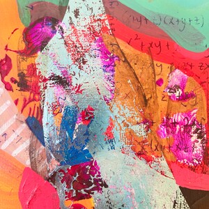 Pu&ograve; includere: Dipinto astratto con una miscela di colori tra cui rosso, arancione, blu, verde e viola. Il dipinto ha una superficie testurizzata e include testo e numeri scritti a mano.