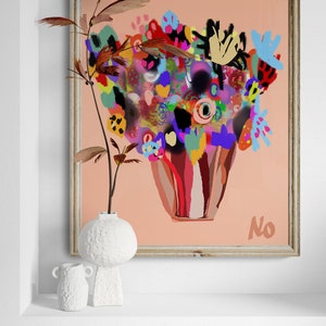 K&ouml;nnte beinhalten: Ein farbenfrohes abstraktes Gem&auml;lde eines Blumenstrau&szlig;es in einer Vase. Die Blumen sind in einer Vielzahl von leuchtenden Farben gemalt, darunter Rot, Gelb, Blau, Gr&uuml;n und Lila. Die Vase ist eine einfache, braune Form. Der Hintergrund ist in einem hellen Pfirsichton gehalten. Das Gem&auml;lde ist unten rechts mit "No" signiert.