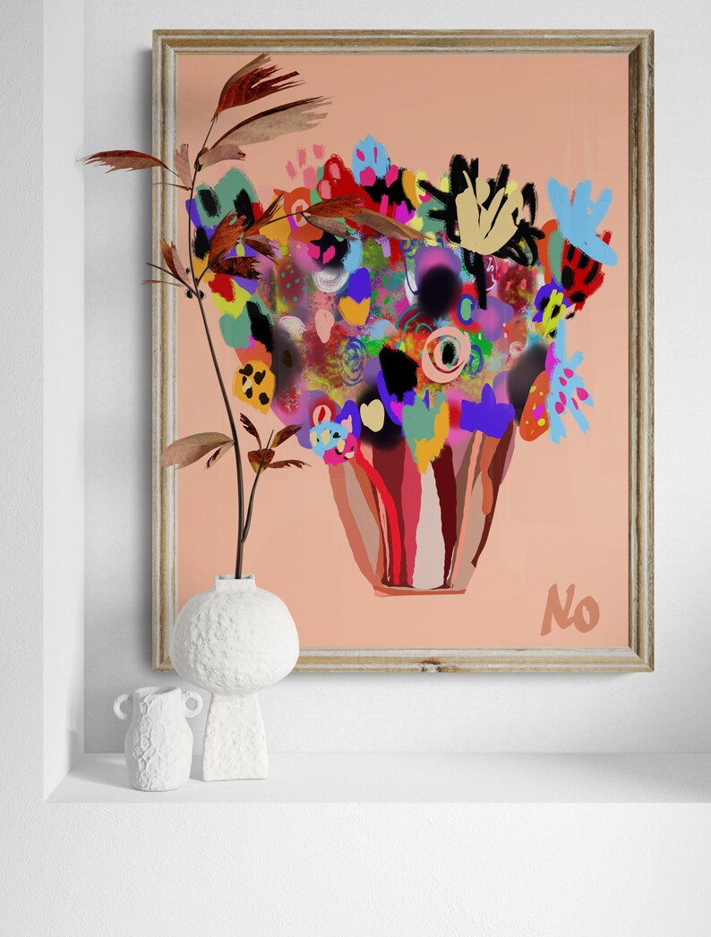 K&ouml;nnte beinhalten: Ein farbenfrohes abstraktes Gem&auml;lde eines Blumenstrau&szlig;es in einer Vase. Die Blumen sind in einer Vielzahl von leuchtenden Farben gemalt, darunter Rot, Gelb, Blau, Gr&uuml;n und Lila. Die Vase ist eine einfache, braune Form. Der Hintergrund ist in einem hellen Pfirsichton gehalten. Das Gem&auml;lde ist unten rechts mit "No" signiert.