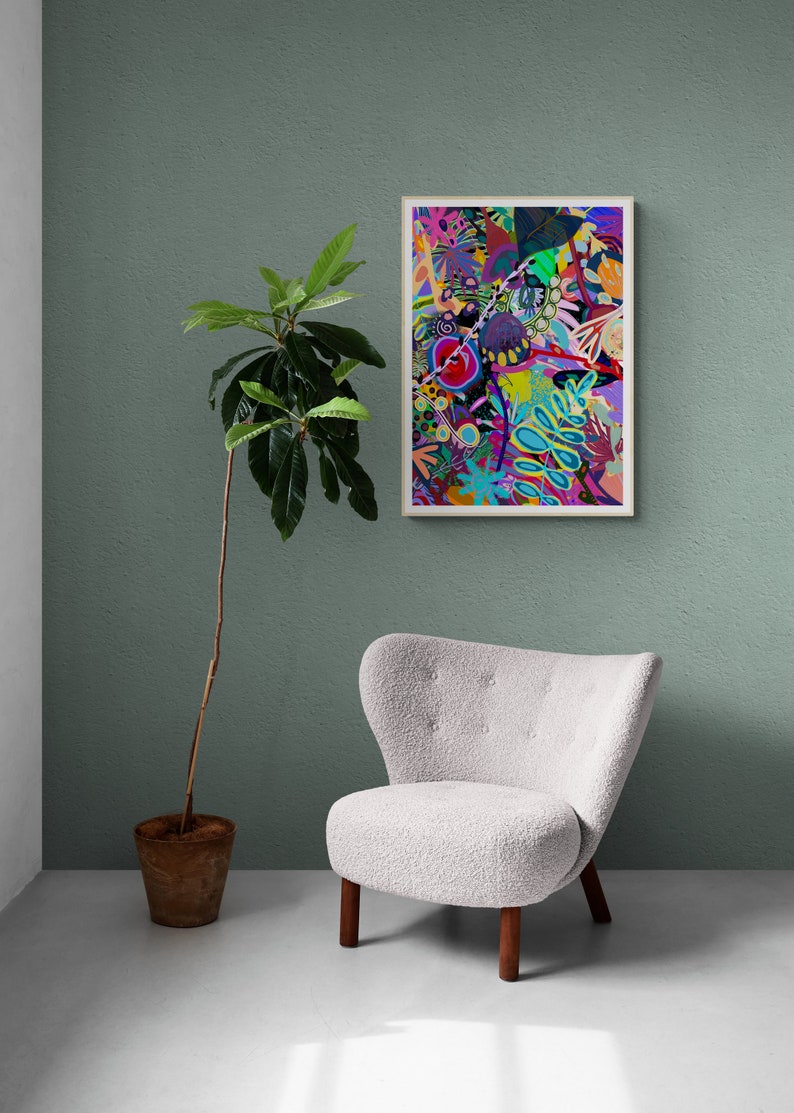Pu&ograve; includere: Una poltrona bianca con una texture soffice si trova in una stanza con una parete verde. Una pianta in vaso &egrave; nell'angolo della stanza. Una stampa d'arte astratta incorniciata con colori vivaci e una variet&agrave; di forme &egrave; appesa al muro.