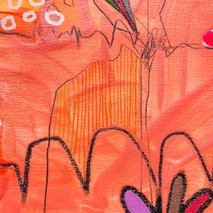 Op de afbeelding: Abstract schilderij met een perzikkleurige achtergrond, zwarte lijnen en een kleurrijke bloem in de rechterbenedenhoek. De bloem heeft paarse, blauwe, rode en bruine bloemblaadjes.