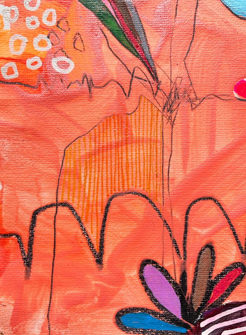 Op de afbeelding: Abstract schilderij met een perzikkleurige achtergrond, zwarte lijnen en een kleurrijke bloem in de rechterbenedenhoek. De bloem heeft paarse, blauwe, rode en bruine bloemblaadjes.