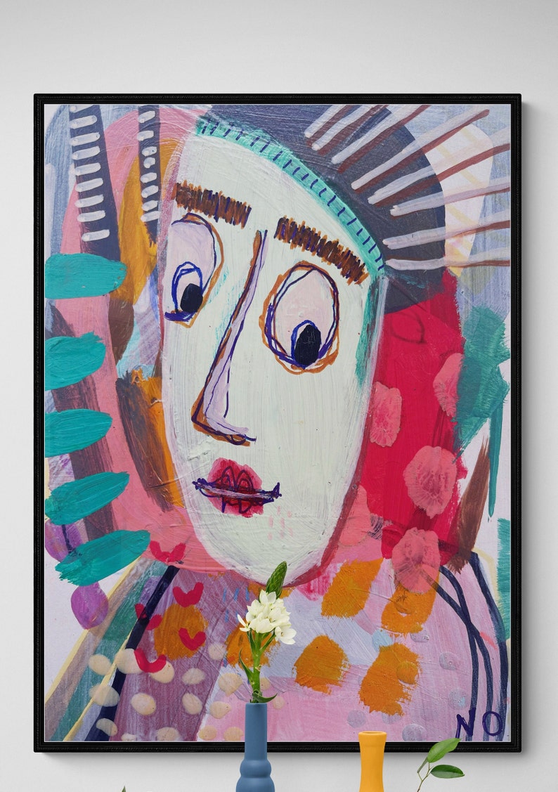 Op de afbeelding: Abstracte schilderij van een gezicht met felle kleuren, waaronder roze, groen, geel en oranje. Het gezicht heeft grote ogen en een roze mond. De achtergrond is een mix van abstracte vormen en lijnen.