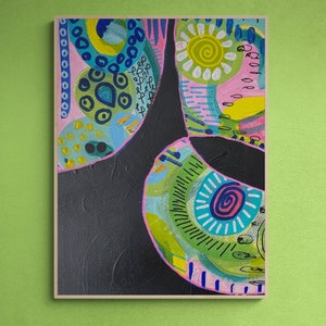 Pu&ograve; includere: Dipinto astratto con sfondo nero e forme colorate. Le forme sono composte da cerchi, spirali e linee in tonalit&agrave; di rosa, blu, verde, giallo e bianco.