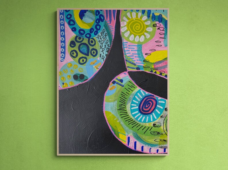 Pu&ograve; includere: Dipinto astratto con sfondo nero e forme colorate. Le forme sono composte da cerchi, spirali e linee in tonalit&agrave; di rosa, blu, verde, giallo e bianco.