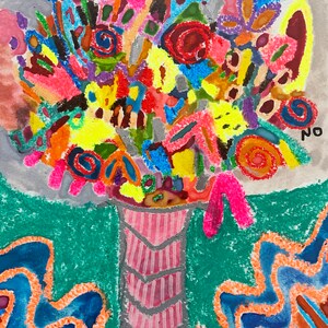 K&ouml;nnte beinhalten: Ein farbenfrohes abstraktes Gem&auml;lde eines Blumenstrau&szlig;es in einer gestreiften Vase. Die Blumen sind in einer Vielzahl von leuchtenden Farben gemalt, darunter Pink, Gelb, Blau, Gr&uuml;n und Rot. Die Vase ist in einem gestreiften Muster in Grau und Pink gemalt. Der Hintergrund ist hellgrau. Das Gem&auml;lde ist oben rechts mit "NO" signiert.