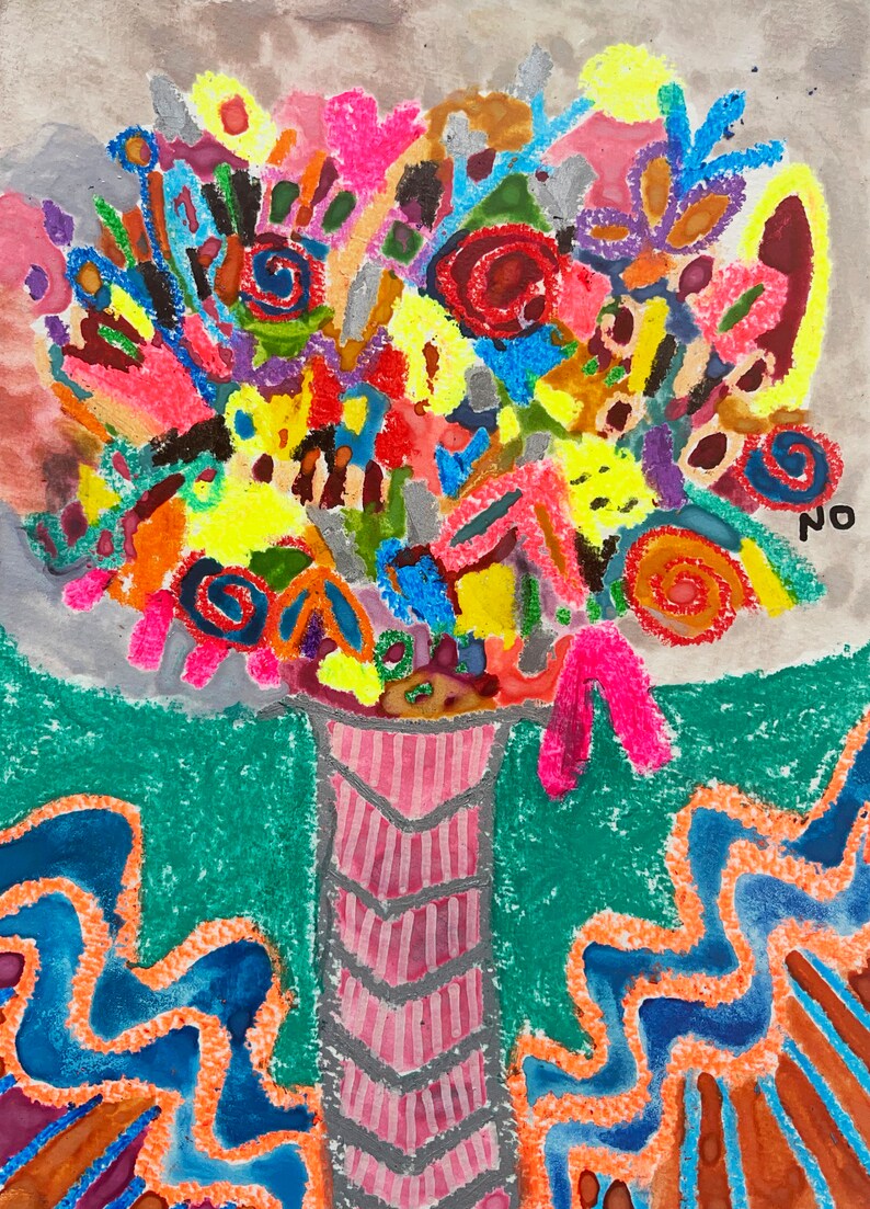 K&ouml;nnte beinhalten: Ein farbenfrohes abstraktes Gem&auml;lde eines Blumenstrau&szlig;es in einer gestreiften Vase. Die Blumen sind in einer Vielzahl von leuchtenden Farben gemalt, darunter Pink, Gelb, Blau, Gr&uuml;n und Rot. Die Vase ist in einem gestreiften Muster in Grau und Pink gemalt. Der Hintergrund ist hellgrau. Das Gem&auml;lde ist oben rechts mit "NO" signiert.