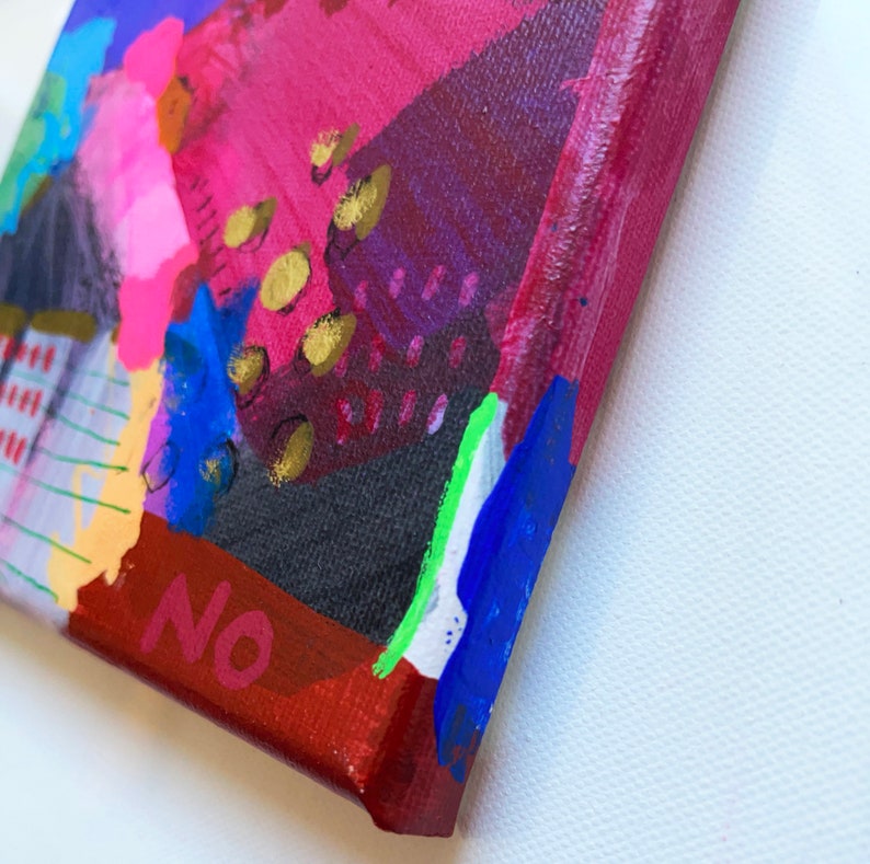 Puede incluir: Pintura abstracta sobre lienzo con un esquema de color rojo, rosa, morado, azul, negro, blanco y dorado. La pintura tiene una superficie texturizada y la palabra "NO" est&aacute; escrita en pintura roja en la esquina inferior derecha.