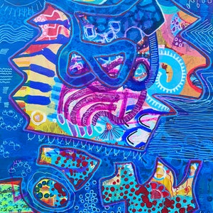 K&ouml;nnte beinhalten: Abstraktes Gem&auml;lde mit blauem Hintergrund und bunten Formen, Linien und Mustern. Das Gem&auml;lde zeigt eine Vielzahl von Farben, darunter Blau, Gelb, Rosa, Lila und Rot.