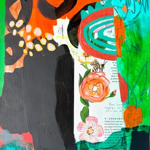 Pode incluir: Pintura abstrata com fundo preto, laranja e verde. A pintura apresenta uma colagem de imagens florais com uma abelha e texto em holand&ecirc;s que diz: "Een haan vogels, van erin en de 5. VOGELWA Vogels doe je een plez krentenboompje, een h konoelje of klimmer gevel. Ze verstoppe zin dol code beusen ze ook vanwege de takjes &eacute;ronger. bij een bestkasp Therels en wit"