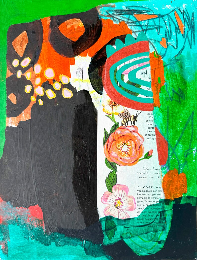 Pode incluir: Pintura abstrata com fundo preto, laranja e verde. A pintura apresenta uma colagem de imagens florais com uma abelha e texto em holand&ecirc;s que diz: "Een haan vogels, van erin en de 5. VOGELWA Vogels doe je een plez krentenboompje, een h konoelje of klimmer gevel. Ze verstoppe zin dol code beusen ze ook vanwege de takjes &eacute;ronger. bij een bestkasp Therels en wit"