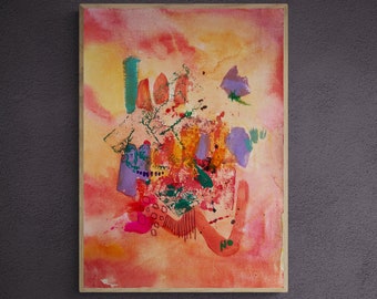 Op de afbeelding: Abstract schilderij op canvas met een mix van rode, oranje, gele, groene, paarse en roze kleuren. Het schilderij heeft een textuur en bevat een paar zwarte stippen en cirkels.