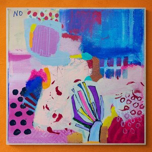 Pu&ograve; includere: Dipinto astratto su tela con vernice rosa, blu, viola, gialla e bianca. Il dipinto presenta un motivo geometrico e una sovrapposizione di testo che dice "NO".