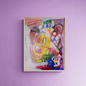 Puede incluir: Pintura abstracta en un marco dorado con un dise&ntilde;o colorido y caprichoso con amarillo, rosa, azul, verde y blanco. La pintura tiene un aspecto texturizado y en capas con una variedad de formas y patrones.