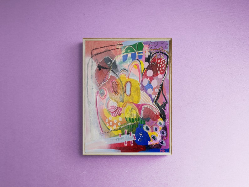 Puede incluir: Pintura abstracta en un marco dorado con un dise&ntilde;o colorido y caprichoso con amarillo, rosa, azul, verde y blanco. La pintura tiene un aspecto texturizado y en capas con una variedad de formas y patrones.