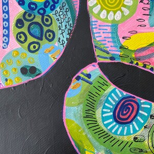 Pu&ograve; includere: Dipinto astratto con sfondo nero e forme colorate. Le forme sono riempite con vari motivi e colori, tra cui rosa, blu, verde, giallo e bianco.