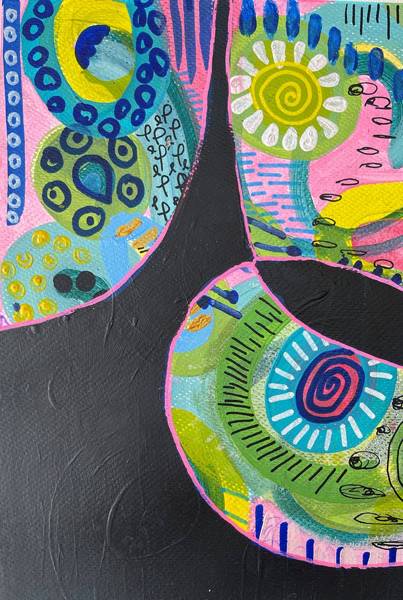 Pu&ograve; includere: Dipinto astratto con sfondo nero e forme colorate. Le forme sono riempite con vari motivi e colori, tra cui rosa, blu, verde, giallo e bianco.