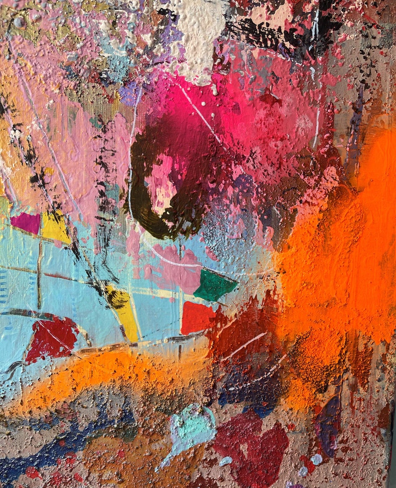Op de afbeelding: Abstract schilderij met levendige kleuren, waaronder roze, oranje, blauw en groen. De verf is in dikke lagen aangebracht, waardoor een textuur ontstaat. Het schilderij is vol energie en beweging.