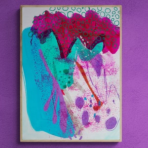 Peut inclure: Peinture abstraite aux couleurs rose, bleu et violet. La peinture pr&eacute;sente une grande forme rose avec des cercles verts et une forme bleue et violette avec un effet de projection.