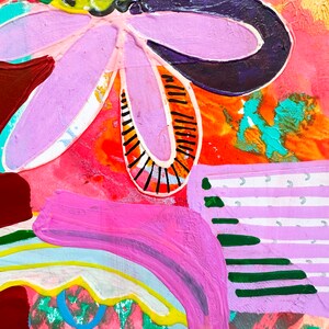 K&ouml;nnte beinhalten: Abstraktes Gem&auml;lde mit einer gro&szlig;en rosa Blume mit gr&uuml;nem Zentrum und schwarzen Linien. Der Hintergrund ist eine Mischung aus Rot, Orange und Gelb mit gr&uuml;nen und blauen Akzenten.