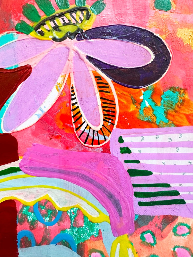 K&ouml;nnte beinhalten: Abstraktes Gem&auml;lde mit einer gro&szlig;en rosa Blume mit gr&uuml;nem Zentrum und schwarzen Linien. Der Hintergrund ist eine Mischung aus Rot, Orange und Gelb mit gr&uuml;nen und blauen Akzenten.