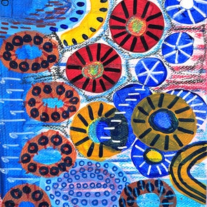 Pu&ograve; includere: Dipinto astratto con un design colorato che presenta cerchi, punti e linee in tonalit&agrave; di blu, rosso, giallo, arancione e bianco.