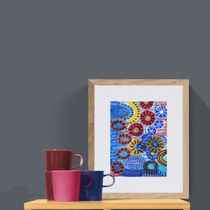 Pu&ograve; includere: Una stampa incorniciata di un dipinto astratto con cerchi e linee colorati su uno sfondo blu. Il dipinto &egrave; in una cornice di legno ed &egrave; appeso a un muro grigio.