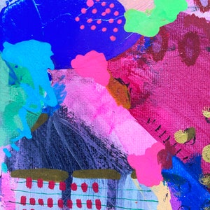 Puede incluir: Pintura abstracta con colores brillantes, incluyendo rosa, azul, verde y morado. La pintura tiene una superficie texturizada y una variedad de formas y patrones.