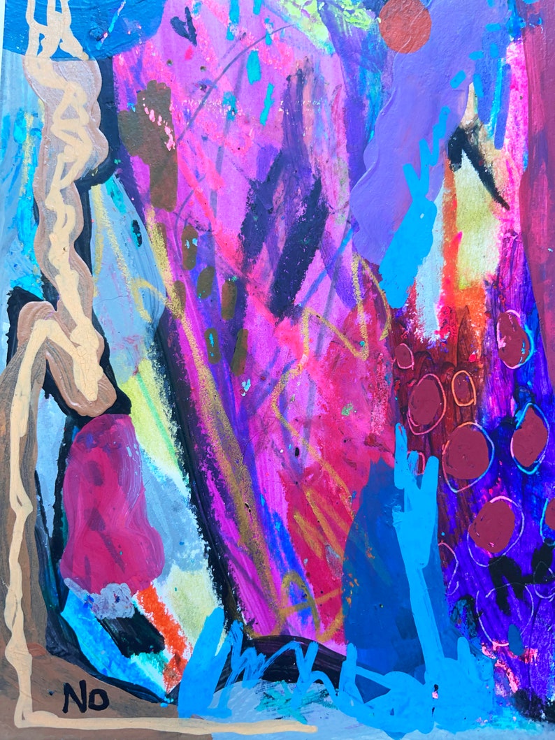 Puede incluir: Pintura abstracta con colores vibrantes, incluyendo rosa, morado, azul y dorado. La pintura tiene una superficie texturizada y presenta una variedad de pinceladas y formas. La palabra "NO" est&aacute; escrita en pintura dorada en la esquina inferior izquierda.