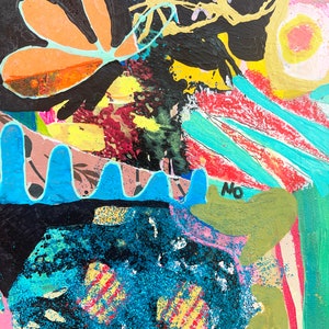 Puede incluir: Pintura abstracta con una mezcla de colores y texturas, incluyendo negro, naranja, amarillo, verde, azul y rosa. La pintura presenta una gran flor naranja con un contorno negro y una forma de onda azul en la parte inferior. La palabra "NO" est&aacute; escrita en negro sobre un fondo verde.