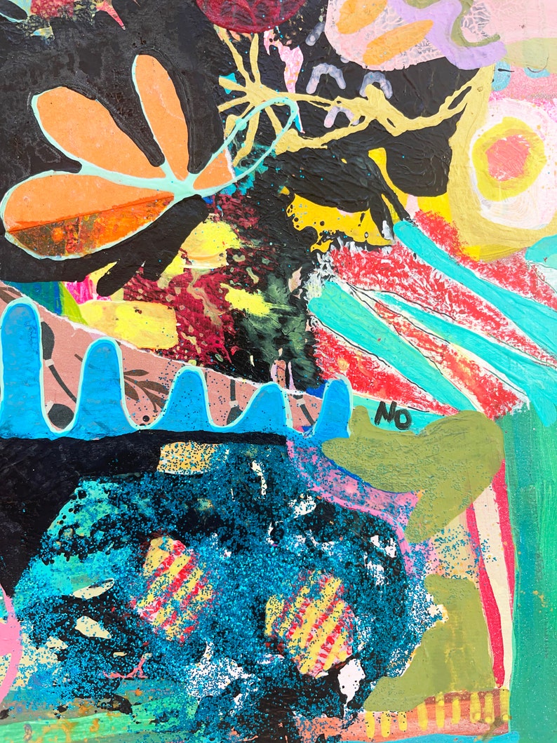 Puede incluir: Pintura abstracta con una mezcla de colores y texturas, incluyendo negro, naranja, amarillo, verde, azul y rosa. La pintura presenta una gran flor naranja con un contorno negro y una forma de onda azul en la parte inferior. La palabra "NO" est&aacute; escrita en negro sobre un fondo verde.