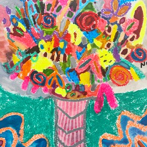 K&ouml;nnte beinhalten: Ein farbenfrohes abstraktes Gem&auml;lde eines Blumenstrau&szlig;es in einer gestreiften Vase. Die Blumen sind in einer Vielzahl von leuchtenden Farben gemalt, darunter Rot, Gelb, Blau, Gr&uuml;n und Lila. Die Vase ist in Rosa- und Graut&ouml;nen gemalt.