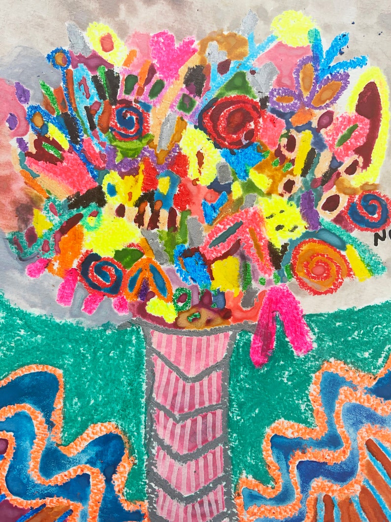 K&ouml;nnte beinhalten: Ein farbenfrohes abstraktes Gem&auml;lde eines Blumenstrau&szlig;es in einer gestreiften Vase. Die Blumen sind in einer Vielzahl von leuchtenden Farben gemalt, darunter Rot, Gelb, Blau, Gr&uuml;n und Lila. Die Vase ist in Rosa- und Graut&ouml;nen gemalt.