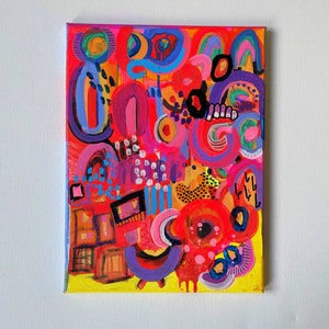 Puede incluir: Pintura abstracta sobre lienzo con un fondo amarillo brillante. La pintura presenta una variedad de formas y colores, incluyendo rojo, rosa, azul, morado, verde y negro. Las formas se superponen y se superponen, creando una sensaci&oacute;n de profundidad y movimiento.