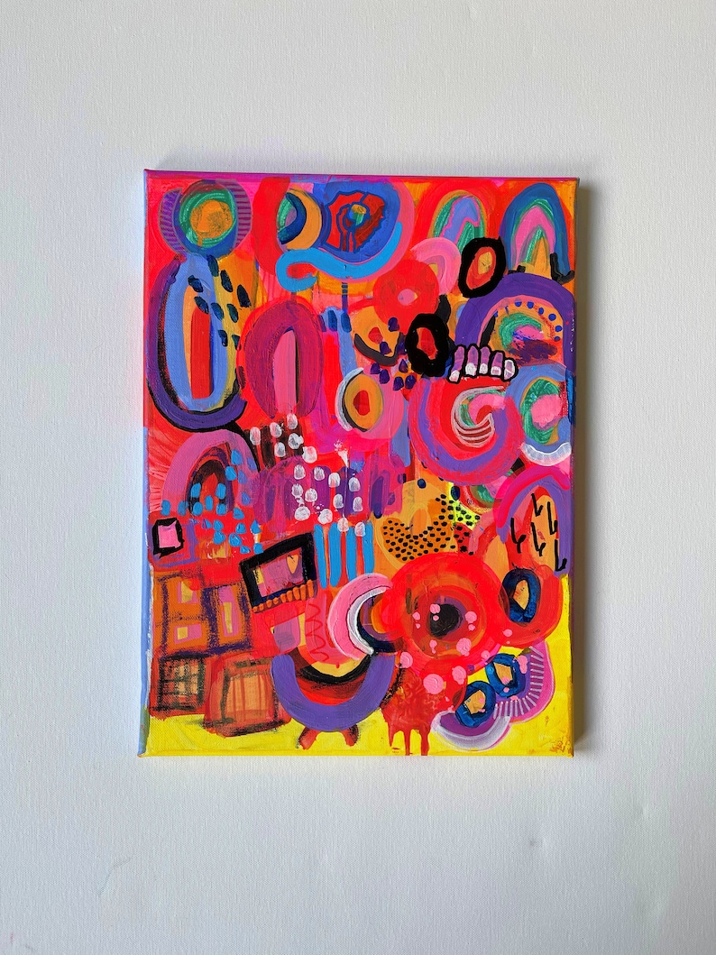 Puede incluir: Pintura abstracta sobre lienzo con un fondo amarillo brillante. La pintura presenta una variedad de formas y colores, incluyendo rojo, rosa, azul, morado, verde y negro. Las formas se superponen y se superponen, creando una sensaci&oacute;n de profundidad y movimiento.