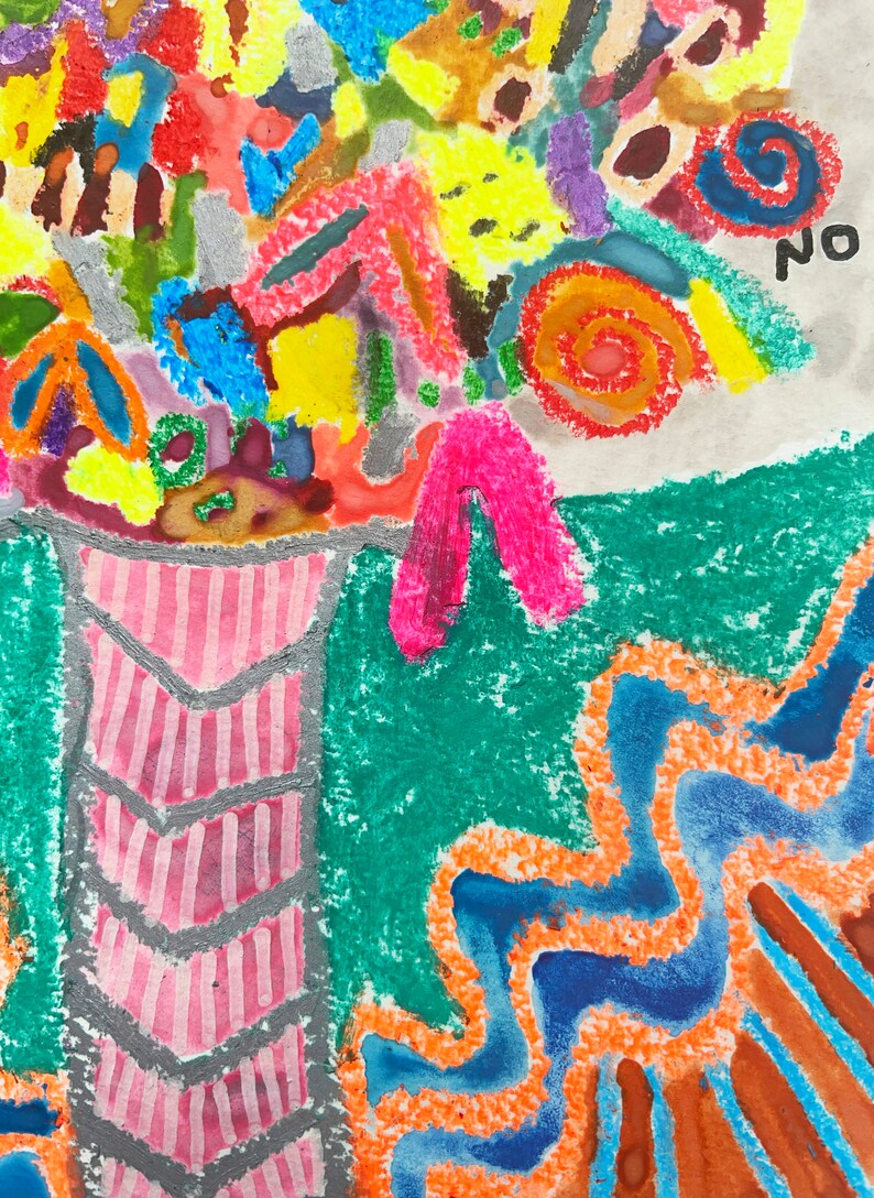 K&ouml;nnte beinhalten: Abstraktes Gem&auml;lde mit einem bunten Blumenstrau&szlig; in einer rosa-grauen gestreiften Vase. Der Hintergrund ist gr&uuml;n und blau mit orangefarbenen und wei&szlig;en Akzenten. Das Wort "NEIN" ist oben auf dem Gem&auml;lde in Schwarz geschrieben.