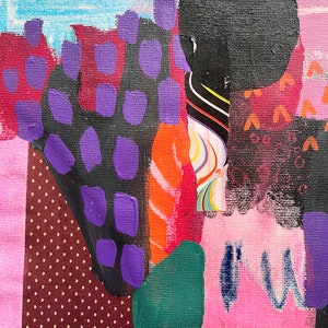 K&ouml;nnte beinhalten: Eine abstrakte Mixed-Media-Collage auf Leinwand mit einer schwarzen Kreisform, violett bemalten Rechtecken, einem braunen Bereich mit wei&szlig;en Punkten sowie leuchtenden Schichten aus rosa, orangefarbener, gr&uuml;ner und blauer Farbe mit gestreiften Papierakzenten.