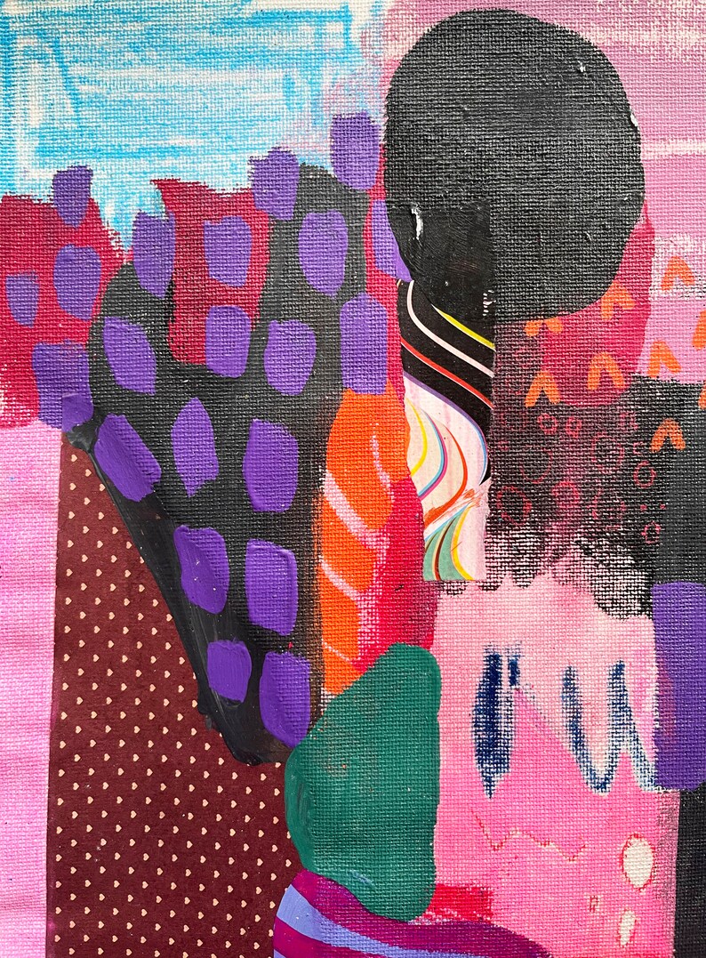 K&ouml;nnte beinhalten: Eine abstrakte Mixed-Media-Collage auf Leinwand mit einer schwarzen Kreisform, violett bemalten Rechtecken, einem braunen Bereich mit wei&szlig;en Punkten sowie leuchtenden Schichten aus rosa, orangefarbener, gr&uuml;ner und blauer Farbe mit gestreiften Papierakzenten.