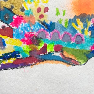 Puede incluir: Pintura abstracta con una escena de paisaje colorida. La pintura presenta una variedad de colores, incluyendo azul, verde, amarillo, rojo y morado. La pintura est&aacute; hecha sobre un fondo blanco.