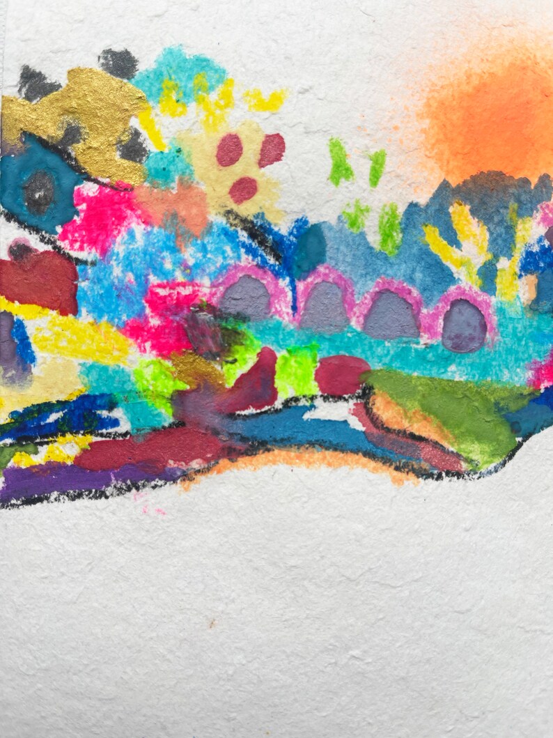 Puede incluir: Pintura abstracta con una escena de paisaje colorida. La pintura presenta una variedad de colores, incluyendo azul, verde, amarillo, rojo y morado. La pintura est&aacute; hecha sobre un fondo blanco.