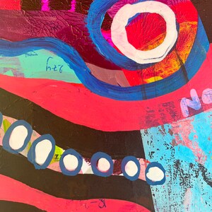 Pu&ograve; includere: Dipinto astratto con pennellate audaci di vernice rossa, blu, nera e bianca. Il dipinto presenta un grande cerchio con un cerchio pi&ugrave; piccolo all'interno, oltre a una serie di cerchi pi&ugrave; piccoli lungo il bordo inferiore.
