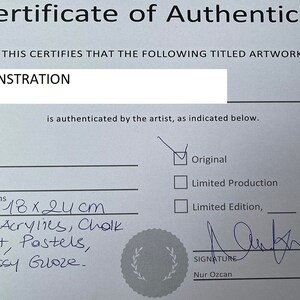 Peut inclure: Certificat d'authenticit&eacute; pour une &oelig;uvre d'art intitul&eacute;e "DEMONSTRATION". L'&oelig;uvre mesure 18 x 24 cm et est r&eacute;alis&eacute;e avec des acryliques, de la peinture &agrave; la craie, des pastels et un glacis brillant. Le certificat est sign&eacute; par Nur Ozcan.