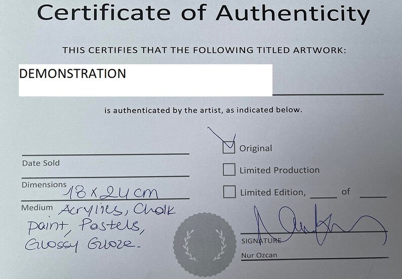 Peut inclure: Certificat d'authenticit&eacute; pour une &oelig;uvre d'art intitul&eacute;e "DEMONSTRATION". L'&oelig;uvre mesure 18 x 24 cm et est r&eacute;alis&eacute;e avec des acryliques, de la peinture &agrave; la craie, des pastels et un glacis brillant. Le certificat est sign&eacute; par Nur Ozcan.