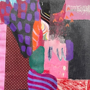 K&ouml;nnte beinhalten: Eine abstrakte Mixed-Media-Collage auf Leinwand mit einem schwarzen Kreis, violetten Farbpunkten, einer gr&uuml;nen organischen Form und einem gestreiften violett-blauen Element. Die Komposition enth&auml;lt texturierte Schichten aus rosa, rotem und braunem Papier.