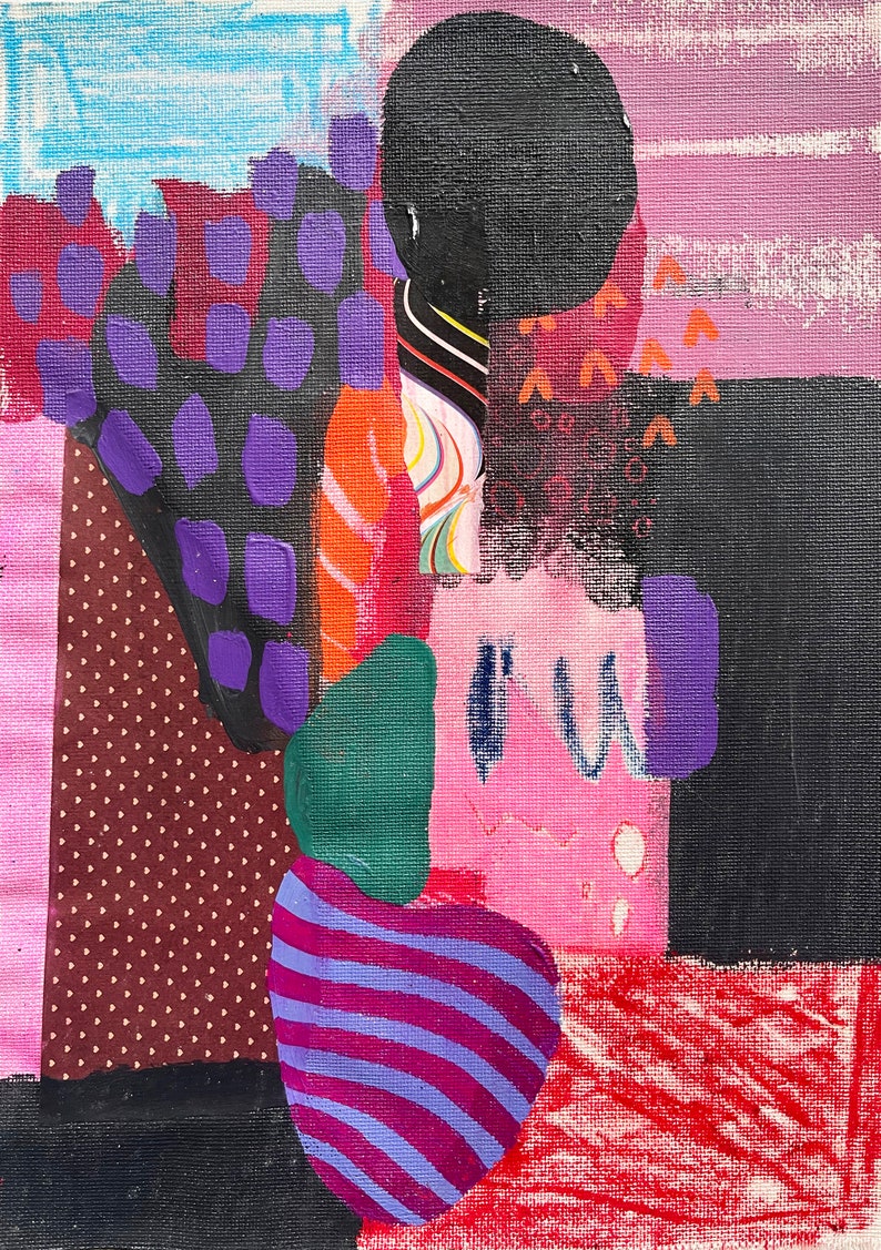 K&ouml;nnte beinhalten: Eine abstrakte Mixed-Media-Collage auf Leinwand mit einem schwarzen Kreis, violetten Farbpunkten, einer gr&uuml;nen organischen Form und einem gestreiften violett-blauen Element. Die Komposition enth&auml;lt texturierte Schichten aus rosa, rotem und braunem Papier.