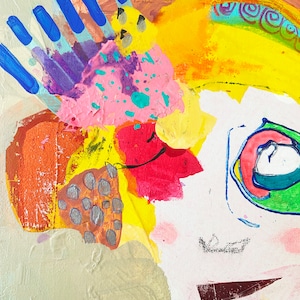 K&ouml;nnte beinhalten: Abstraktes Gem&auml;lde mit einem skurrilen Design. Das Kunstwerk zeigt einen wei&szlig;en Hintergrund mit bunten Formen, darunter blaue hand&auml;hnliche Striche, rosa Spritzer und gelbe und orangefarbene Flecken. Eine Krone ist sichtbar.
