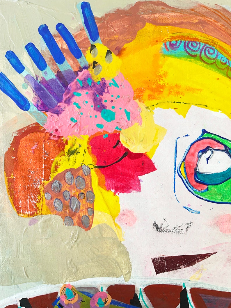 K&ouml;nnte beinhalten: Abstraktes Gem&auml;lde mit einem skurrilen Design. Das Kunstwerk zeigt einen wei&szlig;en Hintergrund mit bunten Formen, darunter blaue hand&auml;hnliche Striche, rosa Spritzer und gelbe und orangefarbene Flecken. Eine Krone ist sichtbar.