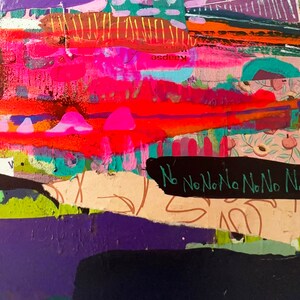 Puede incluir: Collage de arte abstracto con un fondo colorido y una pancarta negra con el texto "No No No No No No No No No" en verde.